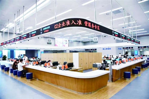 章丘区行政审批大厅工作人员有条不紊地工作着